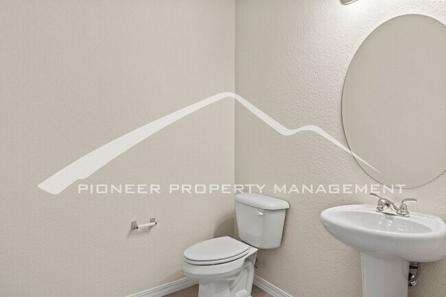 Building Photo - Modern 3-Bed + Office. Multi-Level Townhou...