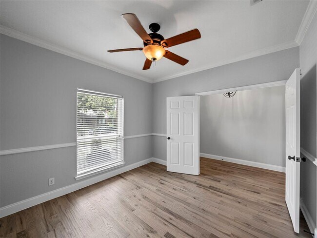 Building Photo - 4636 Versailles Ln