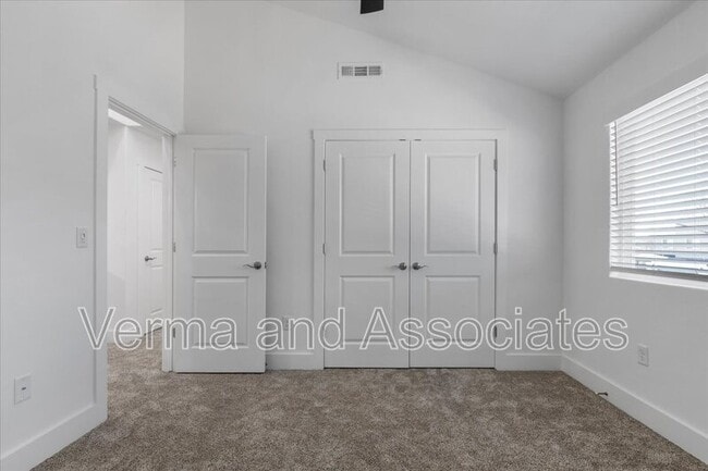 Building Photo - 717 Sun Meadow Dr