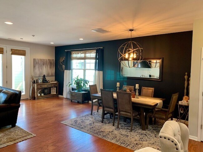 Building Photo - 130 Spring Pine Ln