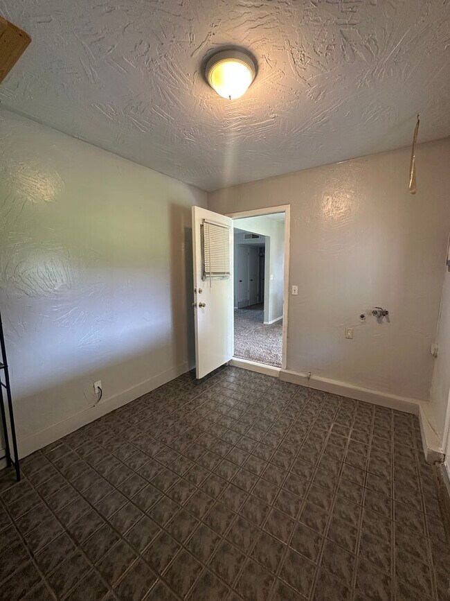Building Photo - 4844 Woodview Dr
