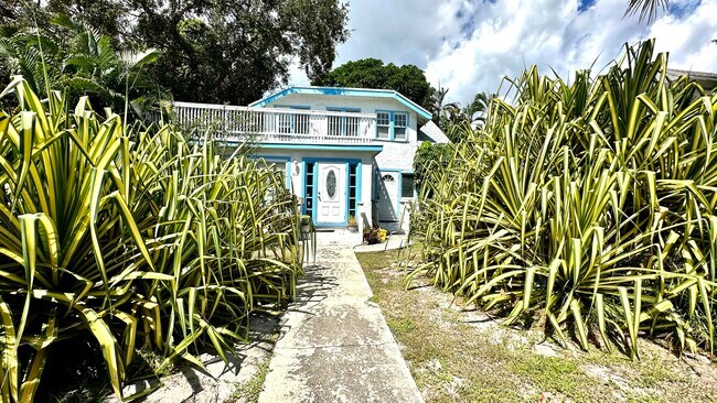 Building Photo - 313 S Lakeside Dr