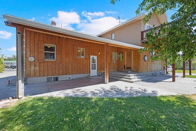 Building Photo - 4 BED 2.5 BATH HOME IN REXBURG