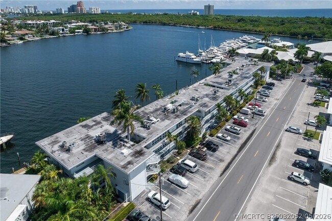 Building Photo - 2717 Yacht Club Blvd