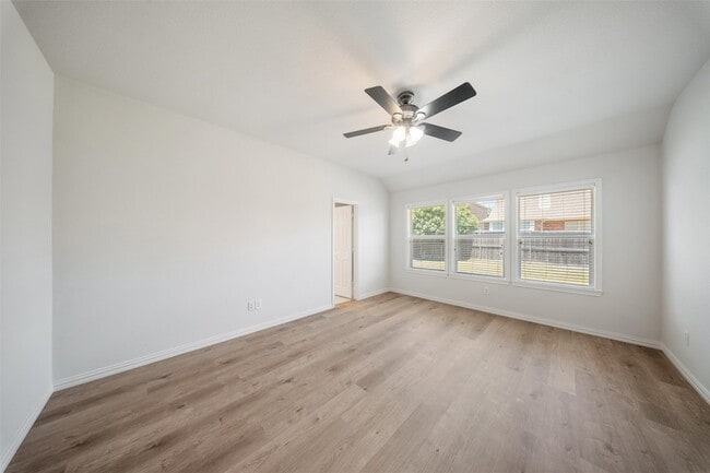 Building Photo - 6000 Meadowglen Dr