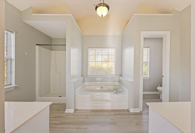 Building Photo - 1114 Rivershyre Dr