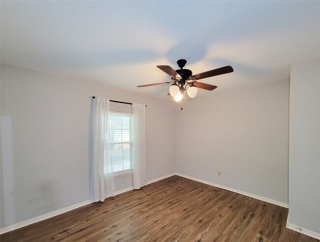 Building Photo - 8123 Sunny Ridge Dr