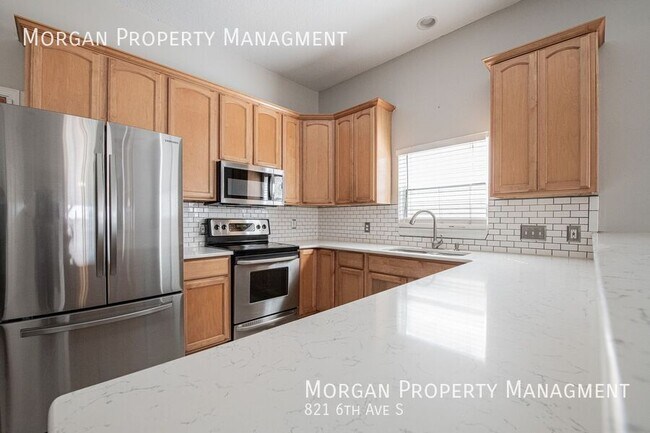 Building Photo - Amazing Freshly Painted Jacksonville Beach...