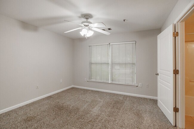 Building Photo - Ground-level, one-story condo in the highly sought-after gated community, The Woodlands of Athens!