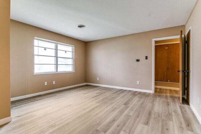 Building Photo - Renovated House in Irving • Great Location