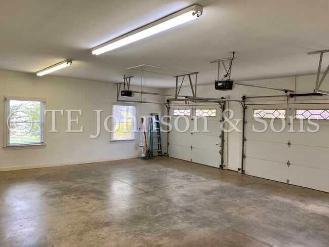 Building Photo - Gorgeous Three Bedroom in Tobaccoville- Mu...