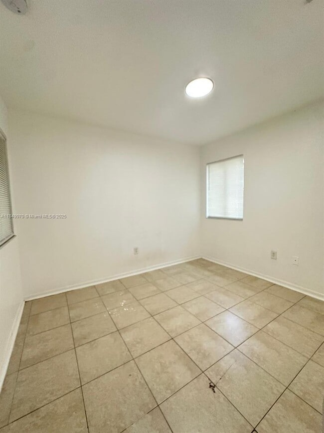 Building Photo - 941 SW 6th Pl