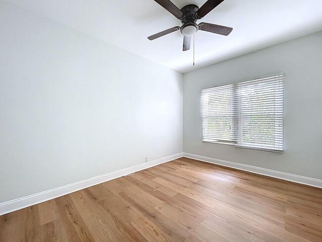 Building Photo - 1/1 in Central Lakeland with a great side ...