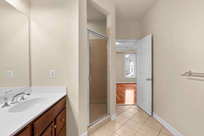 Building Photo - 3 Bed 2.5 Bath - Gaithersburg Townhouse - ...
