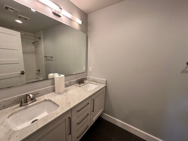 Building Photo - For Rent: Updated 3 Bed, 1.5 Bath Split-Le...