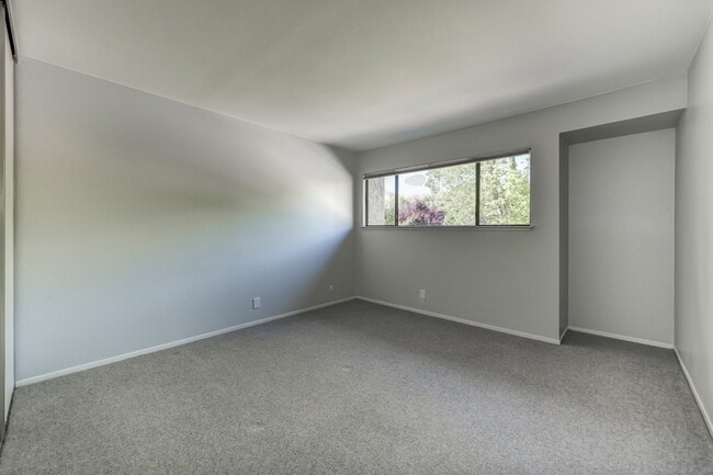 Building Photo - STUNNING 4BD / 2.5BTH SINGLE FAMILY RIGHT ...