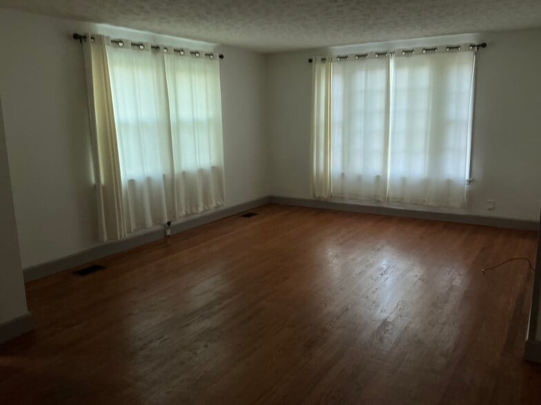 Building Photo - 722 Forest Dr