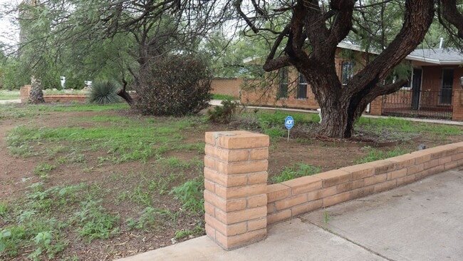 Building Photo - 1810 Town and Country Dr