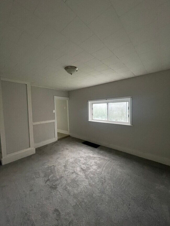 Building Photo - Available July 1st! 3 Bed 1.5 Single Family Home!