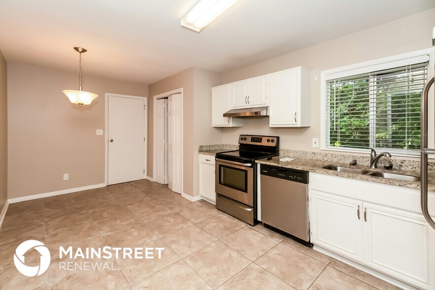 Building Photo - 537 Roxbury Dr