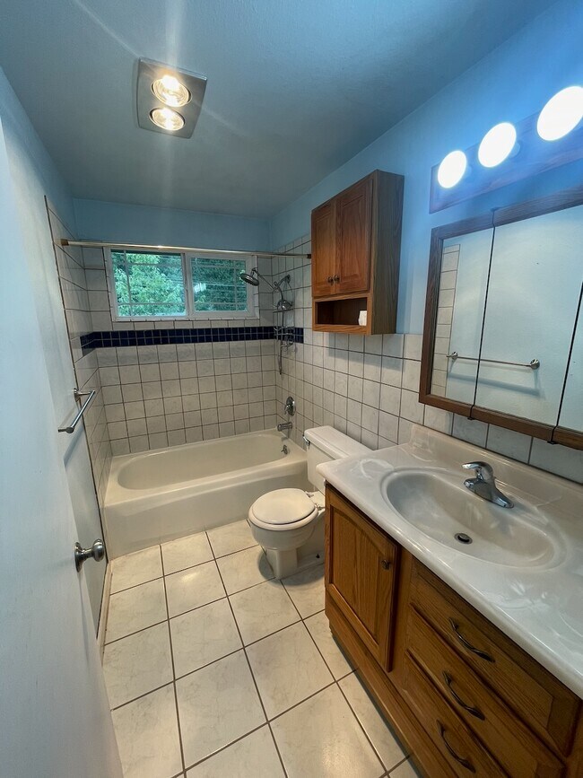 Building Photo - 1017 N Viewmont Dr