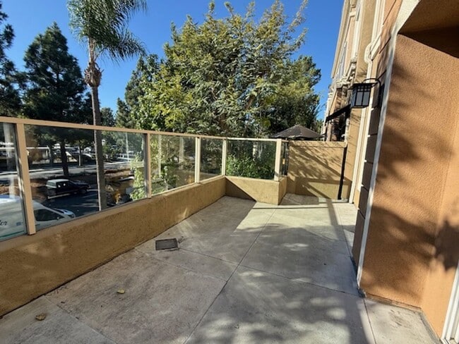 Building Photo - Condo in highly sought-after Vantage Commu...