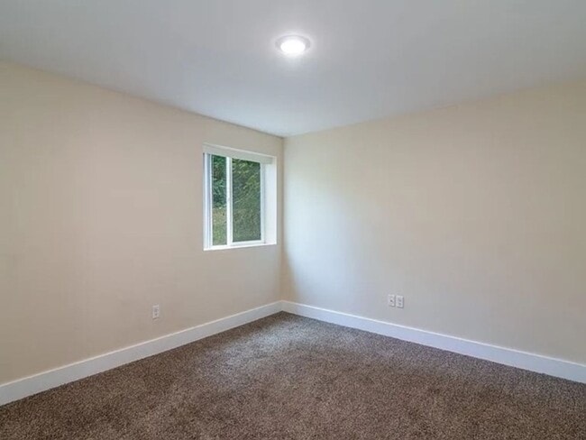 Building Photo - 4 Bed, 2 Bath Duplex Next to EWU!