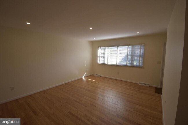 Building Photo - 3931 Dominion Dr