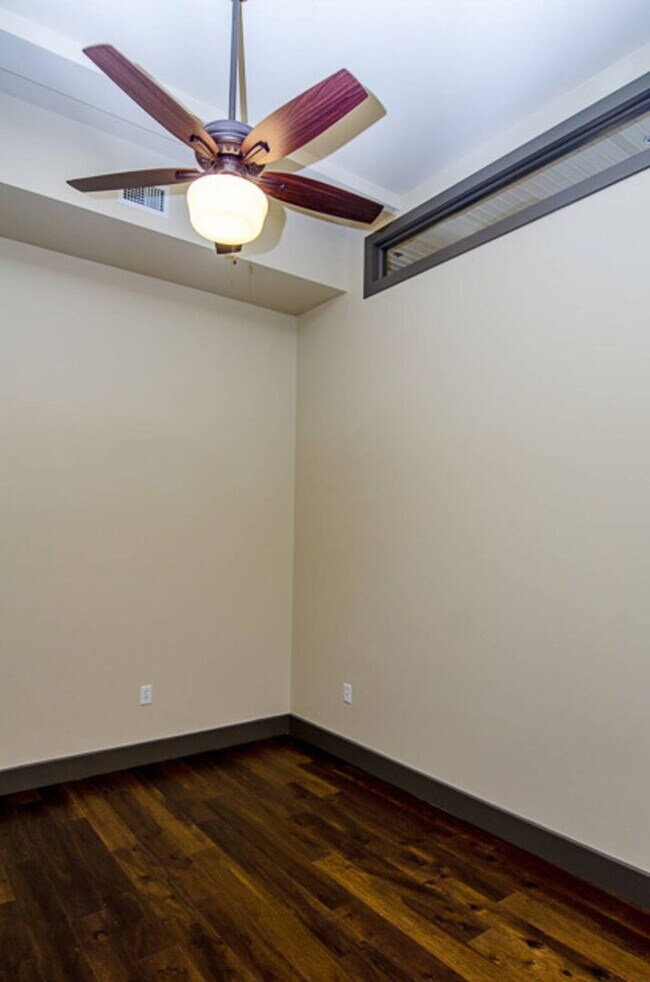 Building Photo - C Street Loft Available Now!