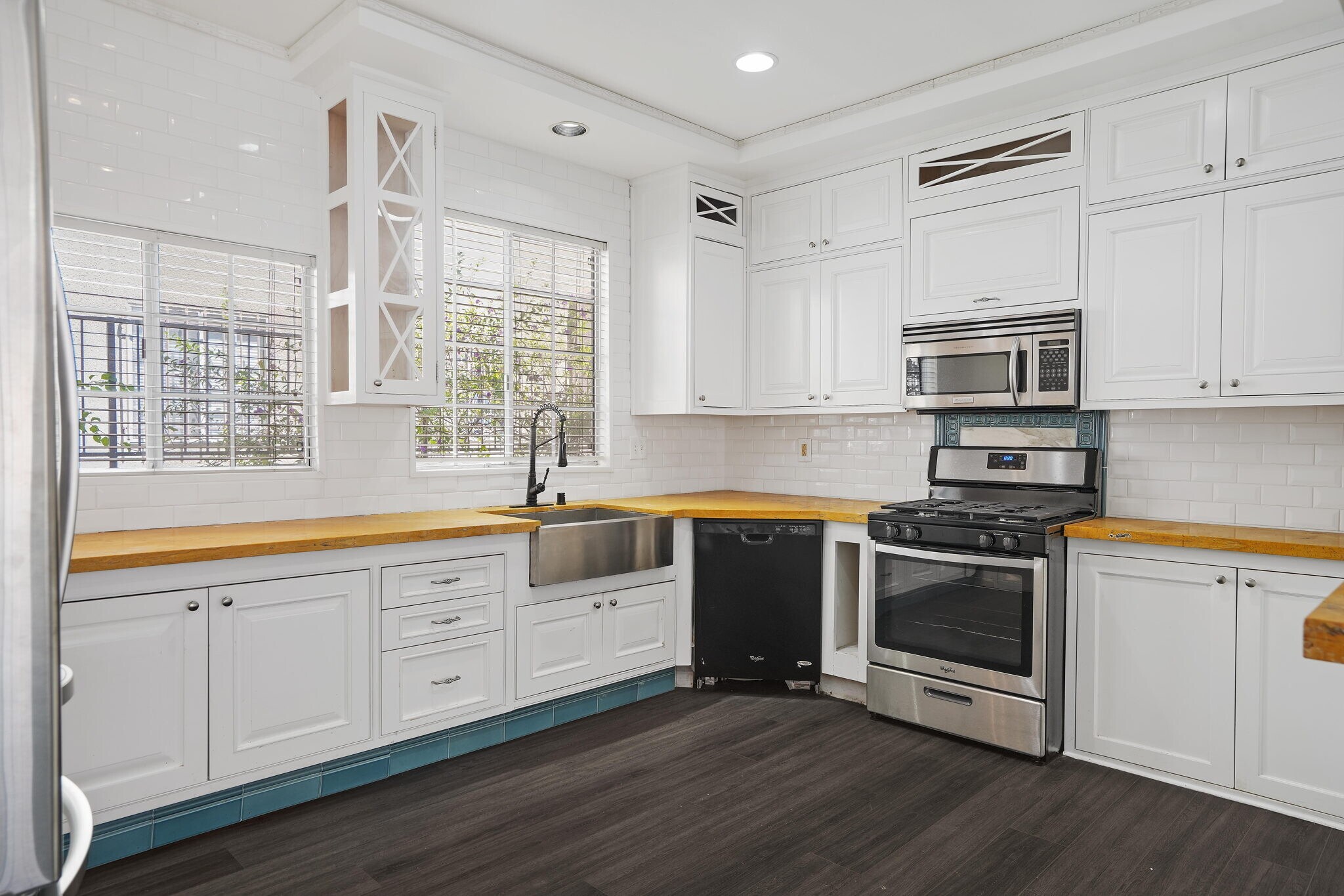 Building Photo - 850 N Poinsettia Pl