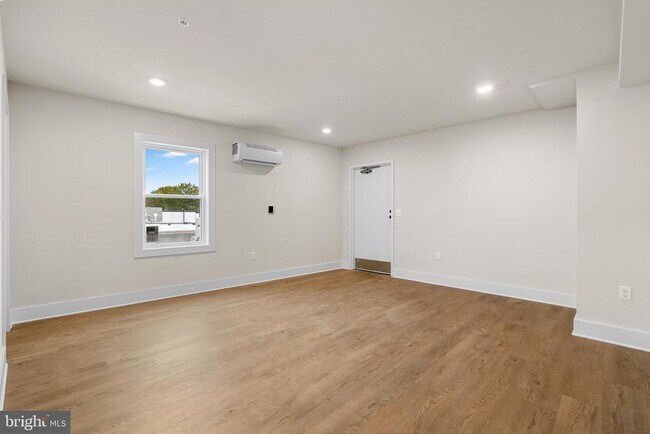 Building Photo - 30 W Broad St