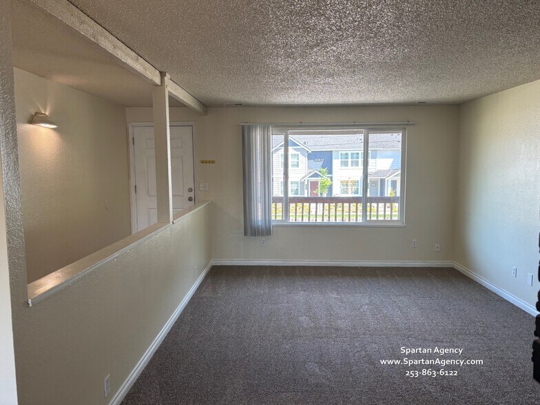 Building Photo - 15818 Elm St E