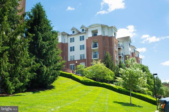 Building Photo - 350 W Elm St