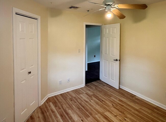 Building Photo - 453 Clove Rd