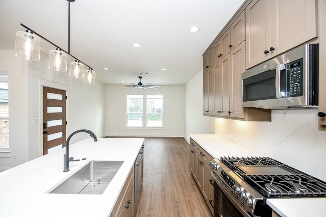 Building Photo - 4101 Victoria