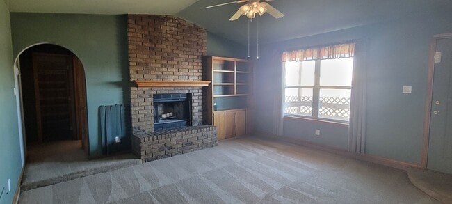 Building Photo - LARGE HOME ON QUIET STREET NEAR HOSPITAL