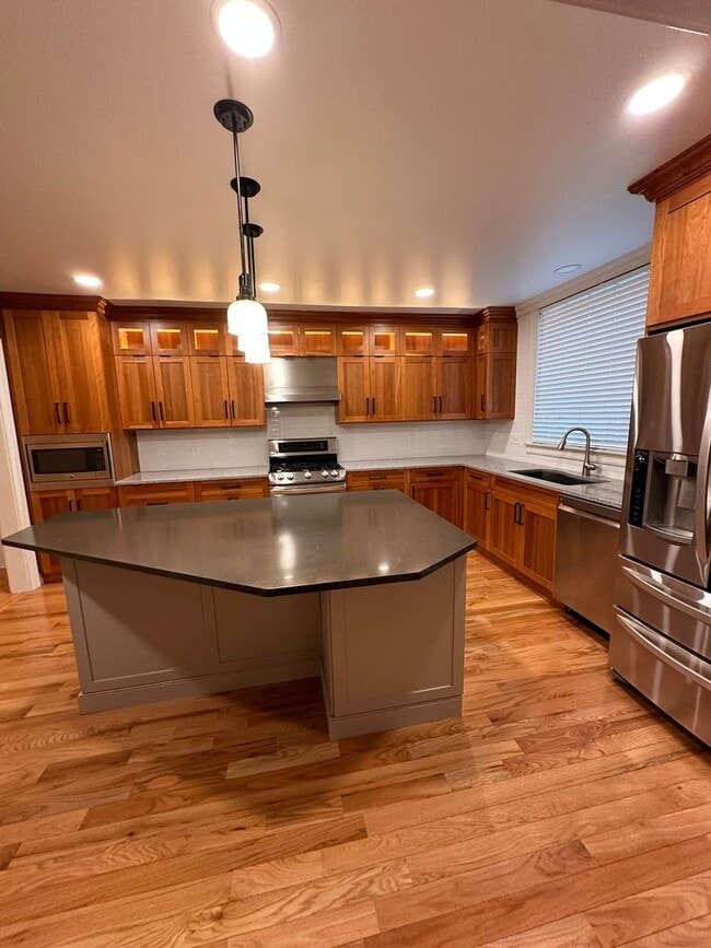 Building Photo - LARGE THREE BEDROOM HOME - AVAILABLE JUNE 1st, 2026