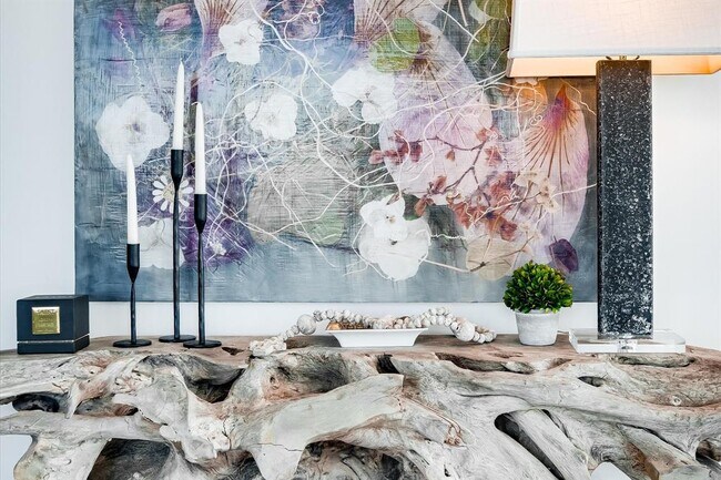 Building Photo - 610 Davis St