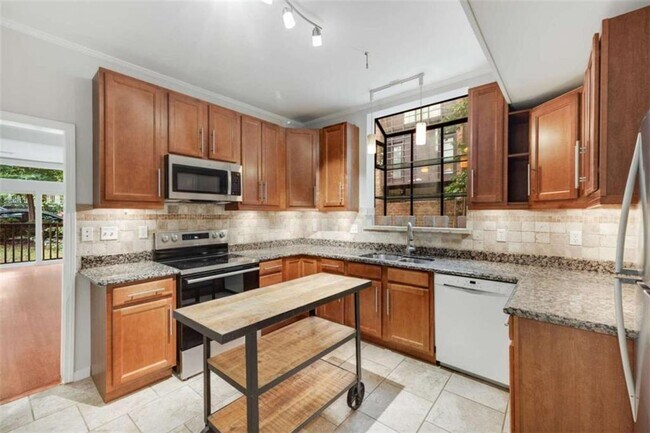 Building Photo - 654 Cleburne Terrace NE