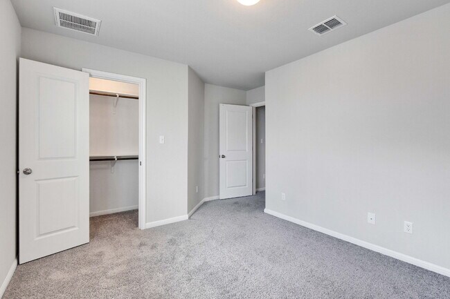 Building Photo - 3 Bedroom Home on Corner Lot - One Month FREE