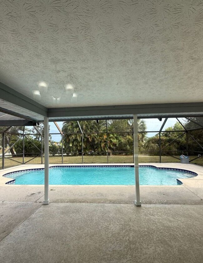 Building Photo - 3/2/1 with screened in patio/pool