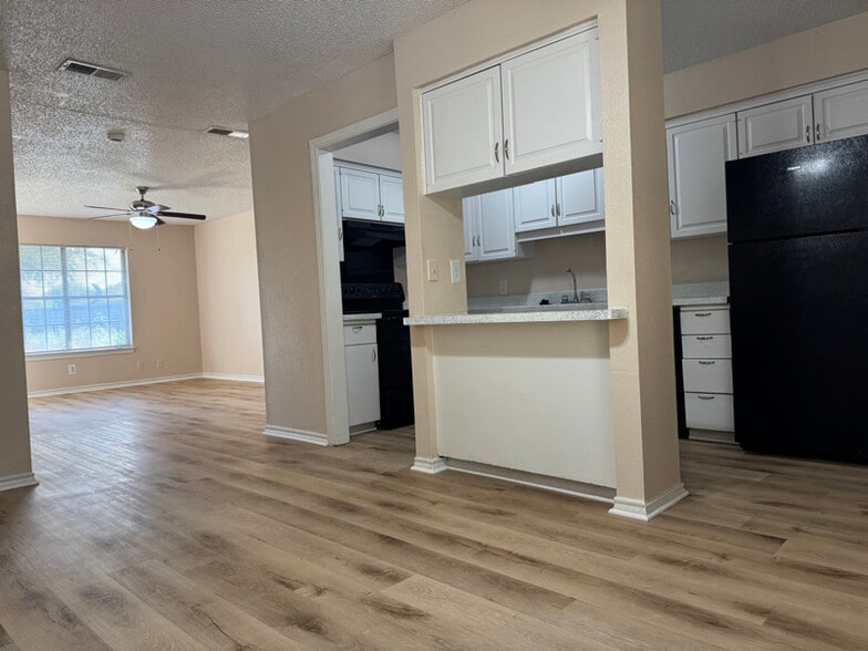 Building Photo - 1379 Sylvan Dr