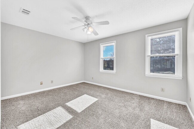 Building Photo - Spacious 3 Bedroom and 2.5 Bathroom