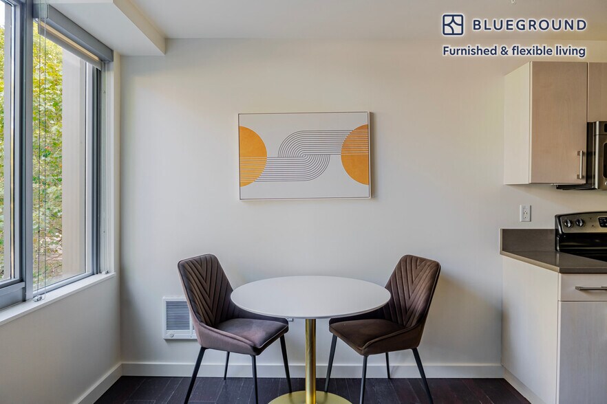 Building Photo - 521 Stadium Pl S