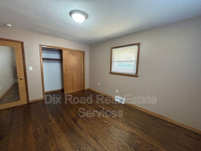 Building Photo - 110 N Heinkel Rd