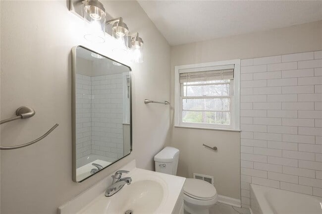 Building Photo - 2058 River Rd