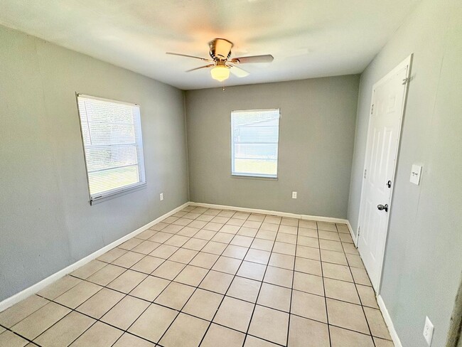 Building Photo - Charming 2 Bedroom Home with Fenced Yard & Screened Patio – Prime Location!