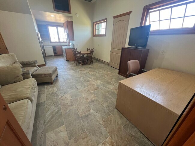 Building Photo - 1328 Chariot Ct