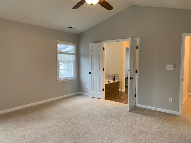 Building Photo - 5 Bed | 3.5 Bath House with Finished Basem...