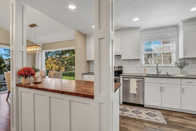 Building Photo - 658 White Ct